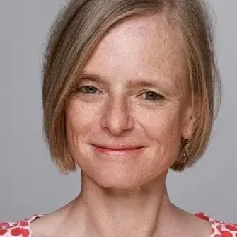 Lächelnde Frau mit kurzem blondem Haar.